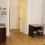 Bright Spacious Apartment With Street Parking