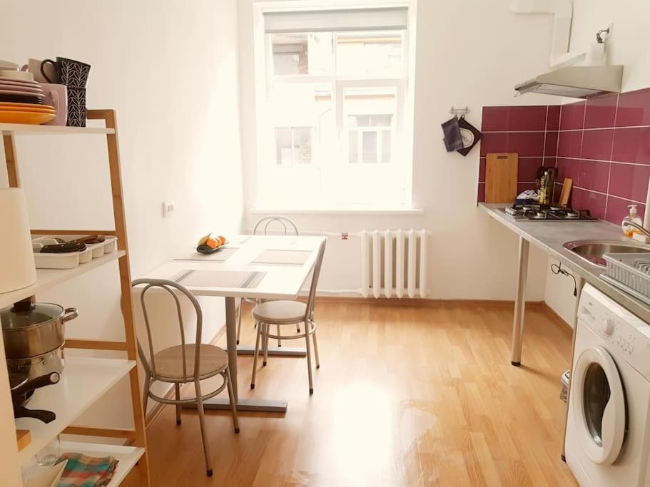 Bright Spacious With Street Parking Apartment *